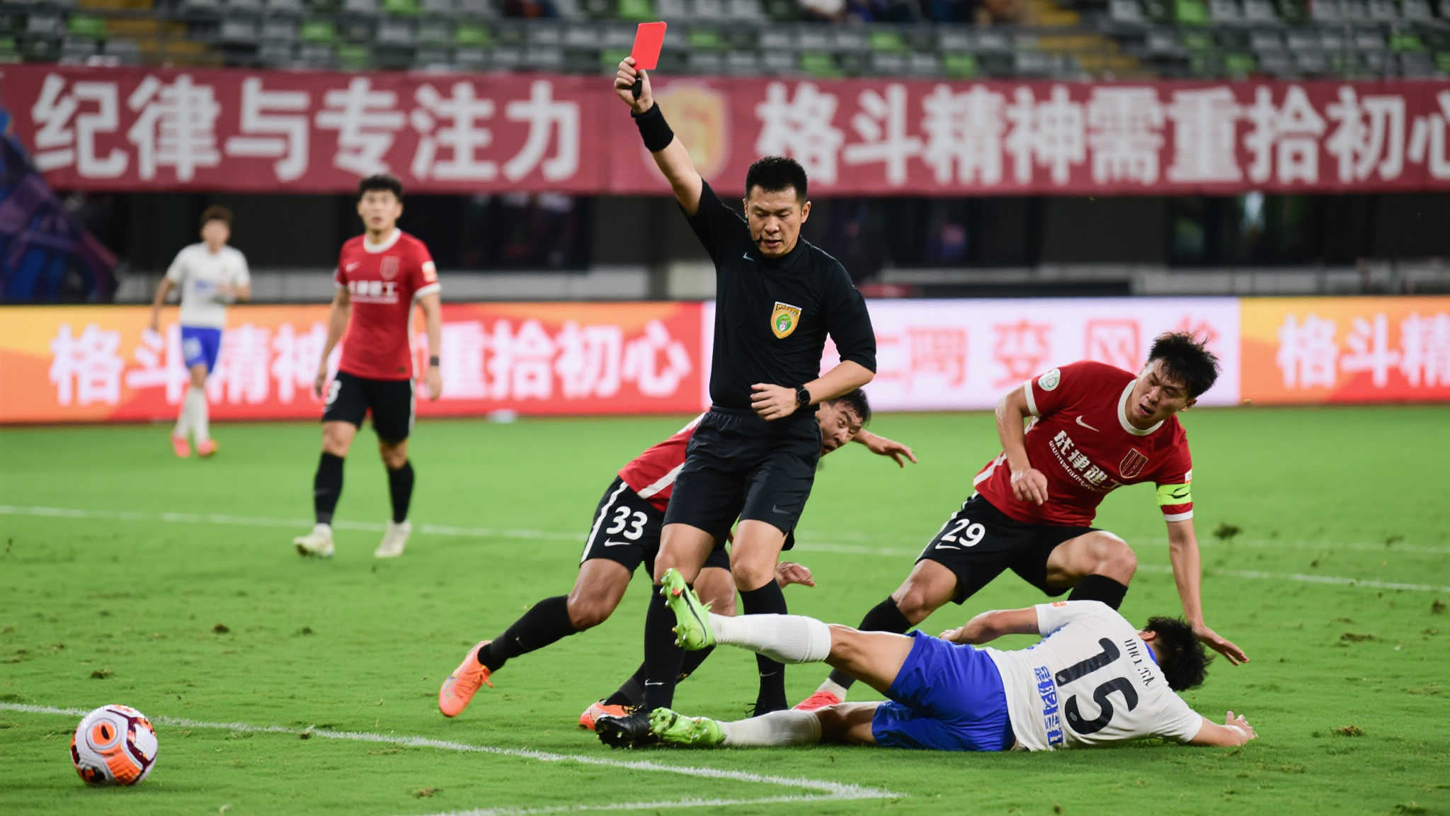 马竞首秀失利:西蒙尼遭遇四球惨败加红牌噩运 马竞首秀失利:西蒙尼遭遇四球惨败加红牌噩运